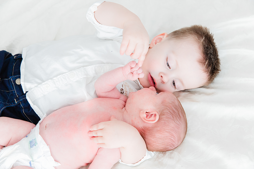 newborn-shoot-interactie-broer-zus-alkmaar