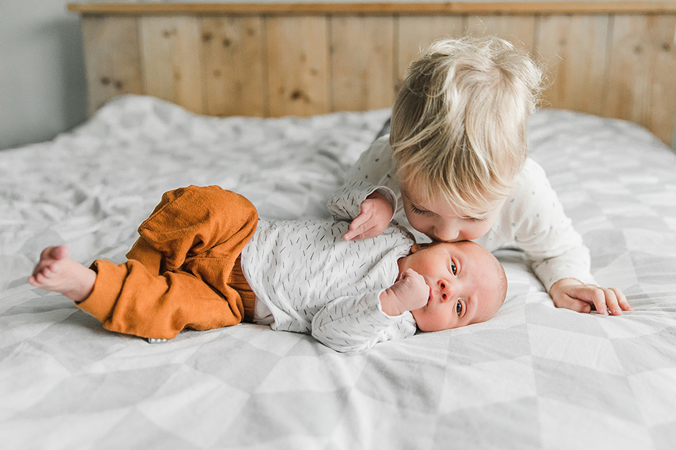 newborn fotograaf noord holland broer zus kus